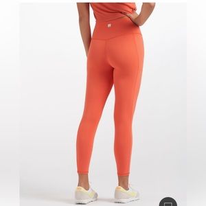 🔥Vuori Studio Pocket leggings size M in Grapefruit NWT Price Firm!